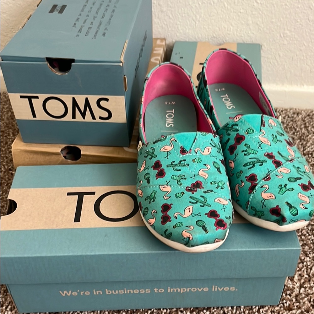 TOMS WOMENS Flamingo Print Shoes - Green and Pink